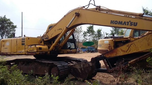 ขายรถแมํกโค โคมัสสุ PC 200 - 6 ( ขายตามสภาพ 2 คัน 1100000 บาท )