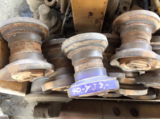 โรลเลอร์รถขุด KOMATSU PC40-7 เก่าเช็คนอกญี่ปุ่น ราคา 2,000 บาท
