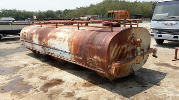 ถังน้ำใส่ 10 ล้อขนาด 12,000 ลิตร พึ่งถอดออกจากรถ