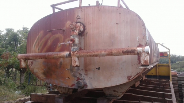 ถังน้ำใส่ 10 ล้อขนาด 12,000 ลิตร พึ่งถอดออกจากรถ