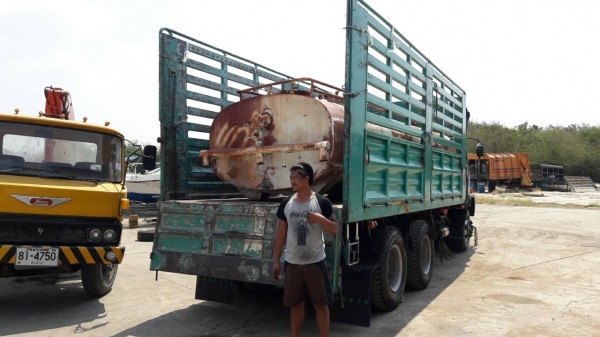 ถังน้ำใส่ 10 ล้อขนาด 12,000 ลิตร พึ่งถอดออกจากรถ