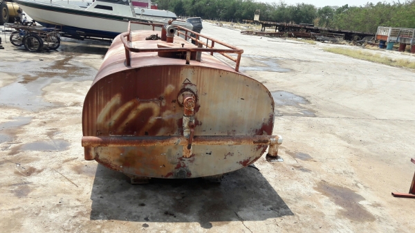 ถังน้ำใส่ 10 ล้อขนาด 12,000 ลิตร พึ่งถอดออกจากรถ