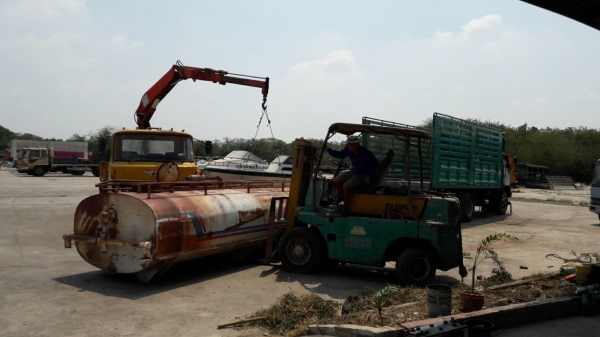 ถังน้ำใส่ 10 ล้อขนาด 12,000 ลิตร พึ่งถอดออกจากรถ