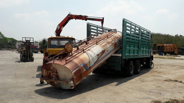 ถังน้ำใส่ 10 ล้อขนาด 12,000 ลิตร พึ่งถอดออกจากรถ