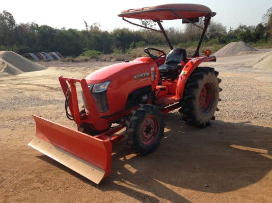 รถไถคูโบต้า36แรง ติดใบมีดดันหน้ามาใหม่ไม่เคยใช้งาน