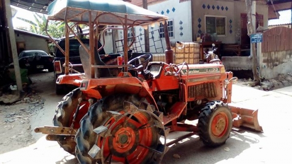 รถไถ่22แรง2เพลา สวย ดันหน้าพาลหลัง ล้อเหล็ก รถไถ่22แรง2เพลา สวย ดันหน้าพาลหลัง ล้อเหล็ก