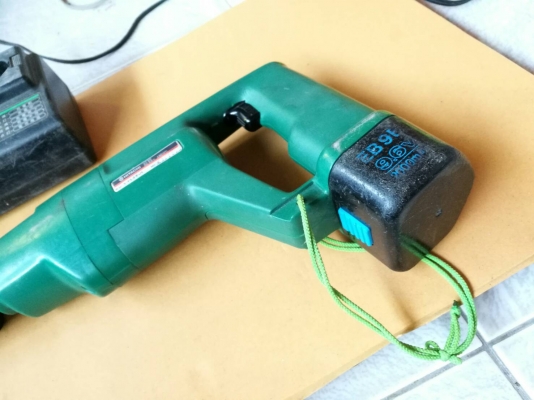 1100 บ.ส่งฟรี083-2000058  LINE ID: line832923 ชุดสว่านไร้สาย HITACHI รุ่น UT 6Dใช้แบตเตอรี่ 9.6V. มีแท่นชาร์ท(ใช้เดิมๆ100V.ดัดแปลงให้เสียบ220V.ได้)