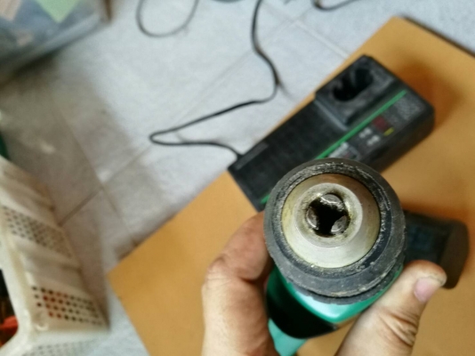 1100 บ.ส่งฟรี083-2000058  LINE ID: line832923 ชุดสว่านไร้สาย HITACHI รุ่น UT 6Dใช้แบตเตอรี่ 9.6V. มีแท่นชาร์ท(ใช้เดิมๆ100V.ดัดแปลงให้เสียบ220V.ได้)