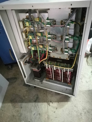 9000 บ ส่งฟรี083-2000058  LINE ID: line832923 Uninterruptable Power Supply เครื่องสำรองไฟ,เครื่องชดเชยแรงไฟฟ้าอัตโนมัติ ขนาดกำลัง 20KVA. ใช้ไฟ380V.