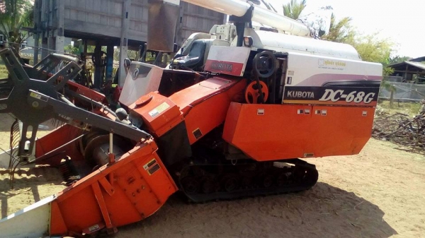 รถเกี่ยวข้าว คูโบต้า  DC 68 g  ปี 54  พร้อมเทลเลอร์  สภาพดีมากพร้อมใช้