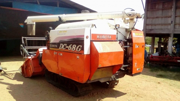 รถเกี่ยวข้าว คูโบต้า DC 68 g ปี 54 พร้อมเทลเลอร์ สภาพดีมากพร้อมใช้ รถเกี่ยวข้าว คูโบต้า DC 68 g ปี 54 พร้อมเทลเลอร์ สภาพดีมากพร้อมใช้
