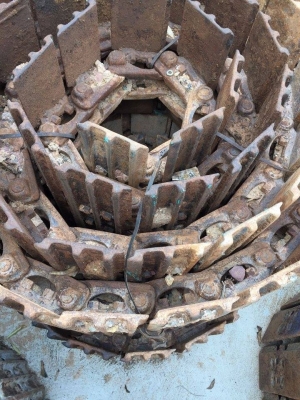 โซ่พร้อมใบเก่า KOMATSU PC 120-1-3 ใบยาว 48 ซม. เส้นละ 40,000 บาท