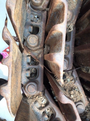โซ่พร้อมใบเก่า KOMATSU PC 120-5-6 ใบยาว 50 ซม. เส้นละ 40,000 บาท