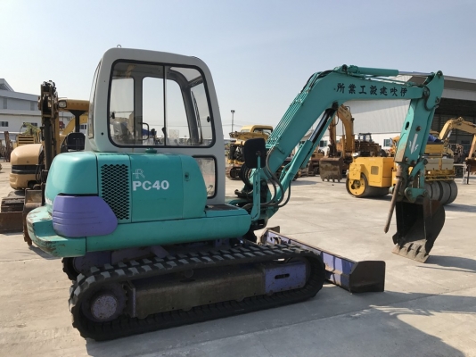 Komatsu PC40-7E ตู้เก๋ง เครื่องดำ ติดหัวเจาะกระแทก จากญี่ปุ่น Komatsu PC40-7E ตู้เก๋ง เครื่องดำ ติดหัวเจาะกระแทก จากญี่ปุ่น