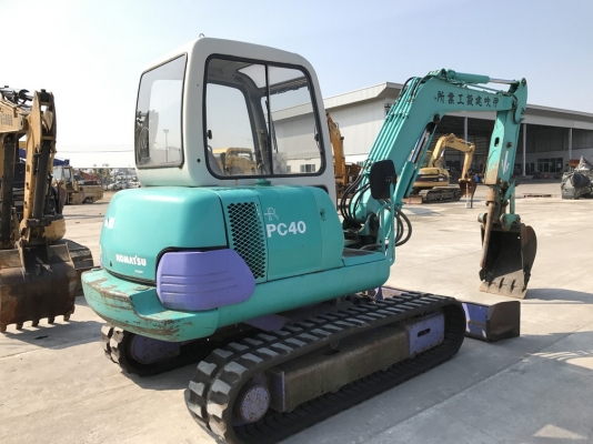 Komatsu PC40-7E ตู้เก๋ง เครื่องดำ ติดหัวเจาะกระแทก จากญี่ปุ่น Komatsu PC40-7E ตู้เก๋ง เครื่องดำ ติดหัวเจาะกระแทก จากญี่ปุ่น