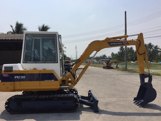 รถขุด KOMATSU PC30-6 มีหัวเก๋ง ทำสีใหม่ มือสองนำเข้าญี่ปุ่น