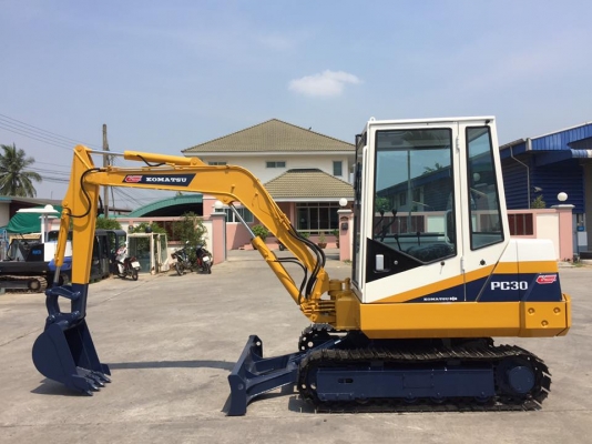 รถขุด KOMATSU PC30-6 มีหัวเก๋ง ทำสีใหม่ มือสองนำเข้าญี่ปุ่น