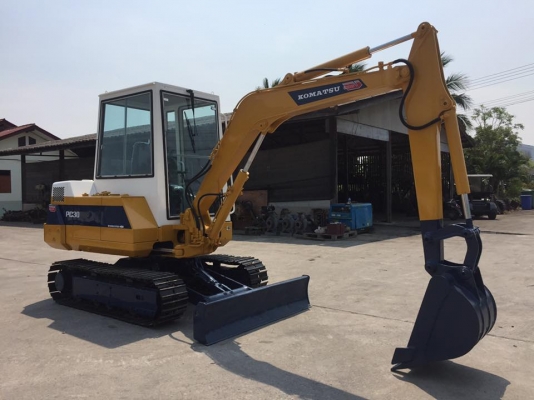 รถขุด KOMATSU PC30-6 มีหัวเก๋ง ทำสีใหม่ มือสองนำเข้าญี่ปุ่น