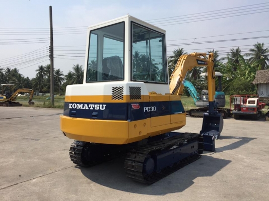 รถขุด KOMATSU PC30-6 มีหัวเก๋ง ทำสีใหม่ มือสองนำเข้าญี่ปุ่น