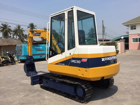 รถขุด KOMATSU PC30-6 มีหัวเก๋ง ทำสีใหม่ มือสองนำเข้าญี่ปุ่น