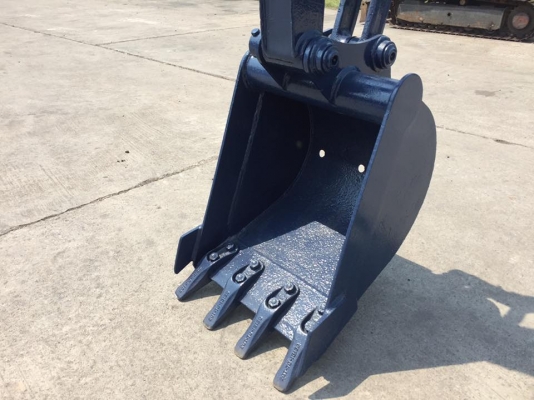 รถขุด KOMATSU PC30-6 มีหัวเก๋ง ทำสีใหม่ มือสองนำเข้าญี่ปุ่น