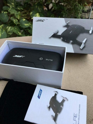 2200 บ.ส่งฟรี083-2000058  LINE ID: line832923 โดรนเซลฟี่ พับได้JJRC H37 ELFIE ทำงานด้านเซลฟี่โดยเฉพาะ หน้าที่ของมันคือบินรอบตัวเราเพื่อถ่ายภาพนิ่งหรือวิดีโอด้วยมุมกล้องที่ดีที่สุดบินได้ 360 องศาควบคุมผ่านสมารท์โฟนใช้ได้ทั้ง ios และ android สามารถกดถ่ายภาพ