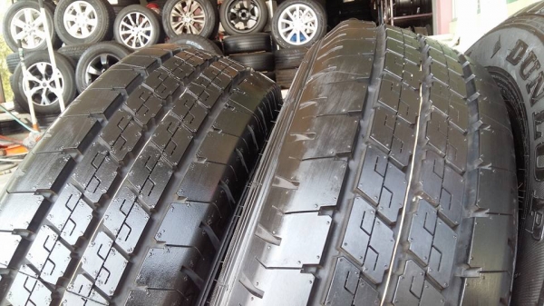 ขายยางป้ายแดง dunlop splt36 215/70r15 ยางปี17 สนใจติดต่อ ร้าน ก.เจริญการยาง ครับ 081-3747940