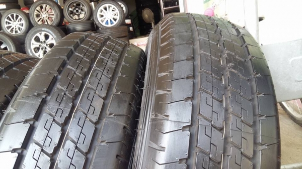 ขายยางป้ายแดง dunlop splt36 215/70r15 ยางปี17 สนใจติดต่อ ร้าน ก.เจริญการยาง ครับ 081-3747940