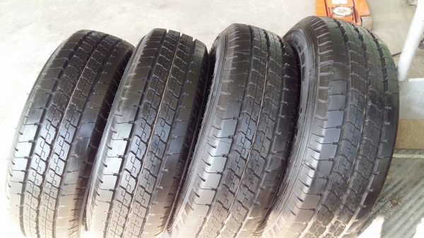 ขายยางป้ายแดง dunlop splt36 215/70r15 ยางปี17 สนใจติดต่อ ร้าน ก.เจริญการยาง ครับ 081-3747940
