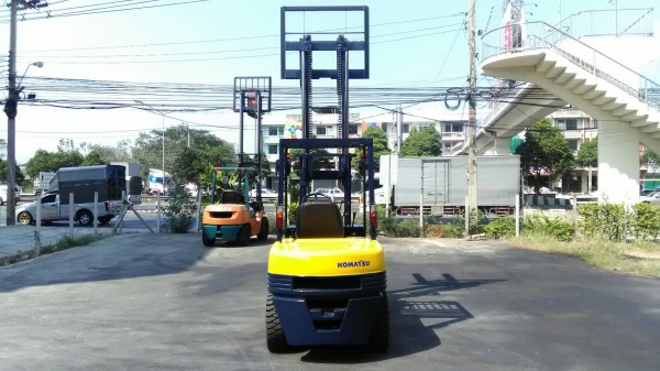 Komatsu FD30-11ขนาด3ตัน เสาสูง3เมตร เกียร์ธรรมดา เครื่องยนต์ดีเซลC240 ยางตันใหม่4เส้น ราคาต่อรองได้0816161541