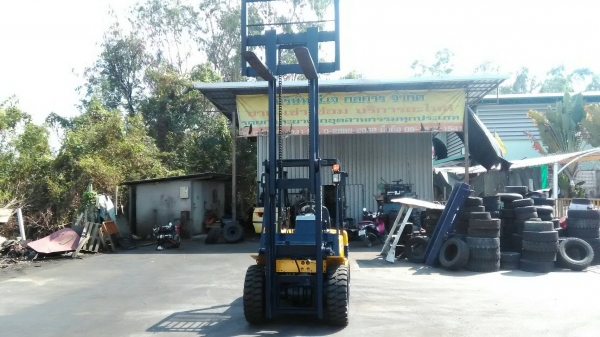 Komatsu FD30-11ขนาด3ตัน เสาสูง3เมตร เกียร์ธรรมดา เครื่องยนต์ดีเซลC240 ยางตันใหม่4เส้น ราคาต่อรองได้0816161541