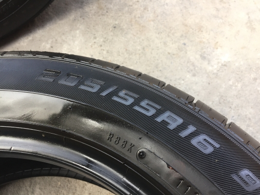 ยาง Dunlop 205-55-16 ปี 15 ครบชุด 4 เส้น 3500  สภาพสวยๆไม่บวมไม่กินข้าง ดอกยางเหลือเยอะเอาไปวิ่งกันใด้อีกยาวค่ะ