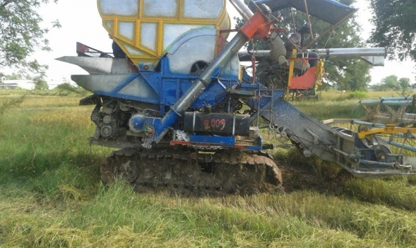 ขายรถเกี่ยวข้าว ไทยเส็งเครื่อง HINO JO8C225เทอร์โบว์ ช่วงล่าง10เพลาใหญ่ ปั๊ม22