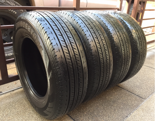 ยาง Bridgestone 215 70 15 กลางปี15 ดอกเต็ม ไม่มีปะ ใช้ยาว ราคาไม่แพง