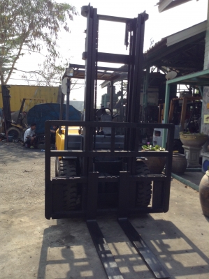 +++ ขายโฟล์คลิฟท์  T.C.M. FD30  ขนาด  3  ตัน  เครื่องยนต์ดีเซล  เสา  4  เมตร   งา 1,070  มม.  เกียร์ออโตเมติค    ยางตันครับ