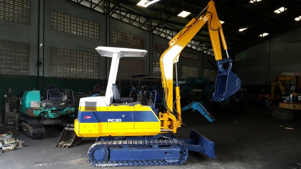 ขาย รถขุด KOMATSU รุ่น PC30-6- มือสองญี่ปุ่น แทรกเหล็ก สลัก บูท เอวแน่น 100\% สวย พร้อมใช้งาน มือถือ/LINE ID : 0818753444