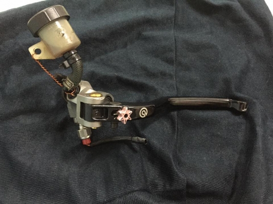 ปั้มคลัช Brembo โลโก้แดง เบอร์ 16 ถูกมาก 9900 บาทเท่านั้น ปั้มคลัช Brembo โลโก้แดง เบอร์ 16 ถูกมาก 9900 บาทเท่านั้น