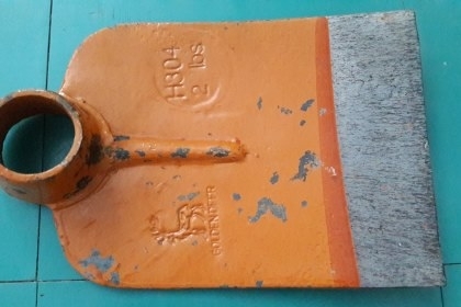 ขายจอบตรากวางทอง GOLDENDEER H304  ขนาด2lbs. เก่าเก็บ