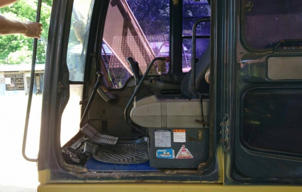 ขายรถแบคโฮ KOMATSU PC100-6E แอร์ไฟฟ้า เอกสารพร้อม สนใจโทร 081-970-1072 ขายรถแบคโฮ KOMATSU PC100-6E แอร์ไฟฟ้า เอกสารพร้อม สนใจโทร 081-970-1072