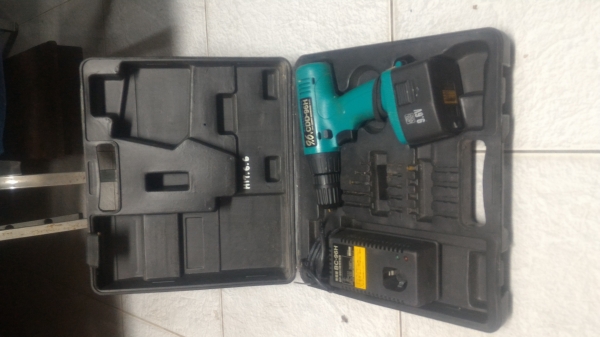 800บาทชุดสว่านแบตเตอรี่9.6V.ยี่ห้อ CDD-96Hมีแบต1้ก้อนแท่นชารท์ใช้ไฟ100V.(แบตเสื่อม)