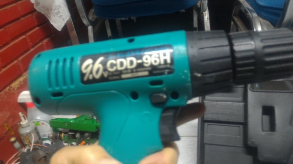 800บาทชุดสว่านแบตเตอรี่9.6V.ยี่ห้อ CDD-96Hมีแบต1้ก้อนแท่นชารท์ใช้ไฟ100V.(แบตเสื่อม)