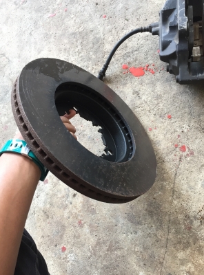 เบรคสี่ฟอด์ใหญ่พร้อมจานของtotaพาโด้