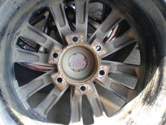 ขอบ17นิ้ว6รู พร้อมยาง ชุดนี้ ราคา 7500 บาท