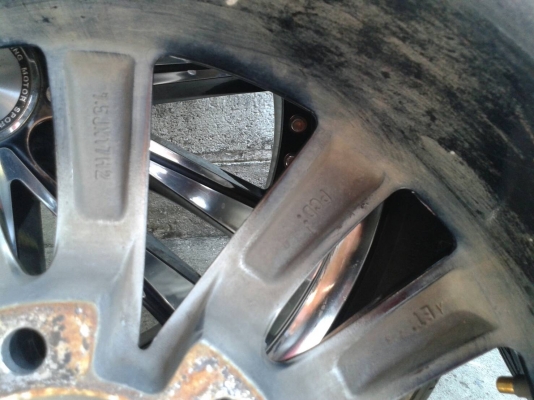 ขอบ17นิ้ว6รู พร้อมยาง ชุดนี้ ราคา 7500 บาท