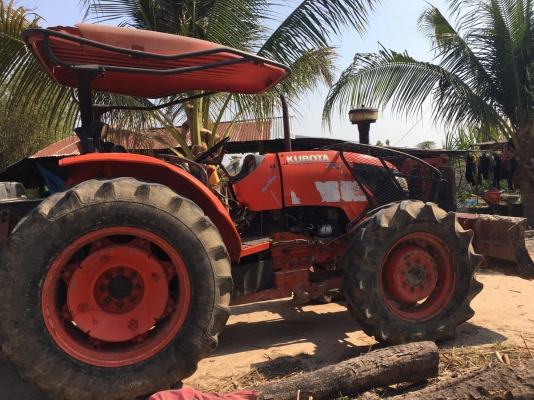 KUBOTA M7040 ราคา 345,000 บาท ปี 52 เครื่องดี เกียร์ดี. (ใบมีด หาง 7) เอกสารเล่มทะเบียน