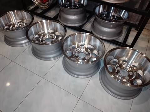 15*8.5 5/114.3 ET-20 ราคา 9500 โทร 096-2085202 ครับ 15*8.5 5/114.3 ET-20 ราคา 9500 โทร 096-2085202 ครับ