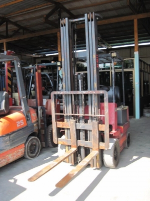 ขายรถยกขนาด 1.5 ตัน เสาสูง 6 เมตร นำเข้าจากญี่ปุ่น