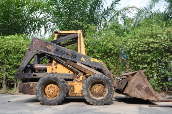 ขายรถตัก FORD (BOBCAT) ล้อยาง สภาพเดิมๆจากญี่ปุ่น ขายถูก89,000บาทเท่านั้น