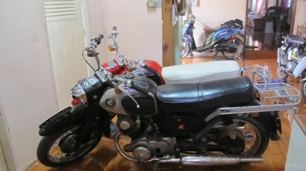 ขาย ชี92 สวยๆอะไหล่เดิมๆทั้งคันเครื่องทำมาใหม่แปลงcdi เรียบร้อยครับขี่ดีไม่มีสดุดเครื่องเหมือนใหม่เลยครับ....no-book.....ขาย ที่39000บาทเรื่อยๆครับไม่รีบขายได้ขายครับ สนใจติดต่อ080-1696651รถอยู่อำนาจเจริญครับ ส่งทั่วไทยครับ