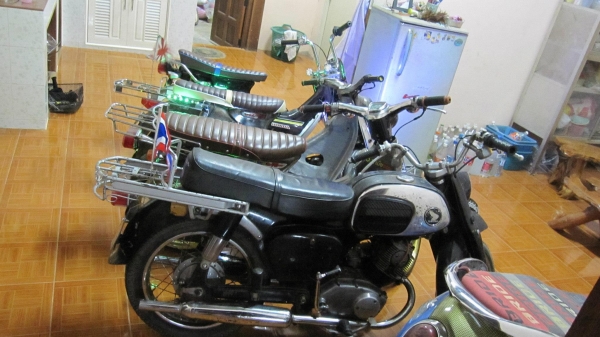 ขาย ชี92 สวยๆอะไหล่เดิมๆทั้งคันเครื่องทำมาใหม่แปลงcdi เรียบร้อยครับขี่ดีไม่มีสดุดเครื่องเหมือนใหม่เลยครับ....no-book.....ขาย ที่39000บาทเรื่อยๆครับไม่รีบขายได้ขายครับ สนใจติดต่อ080-1696651รถอยู่อำนาจเจริญครับ ส่งทั่วไทยครับ